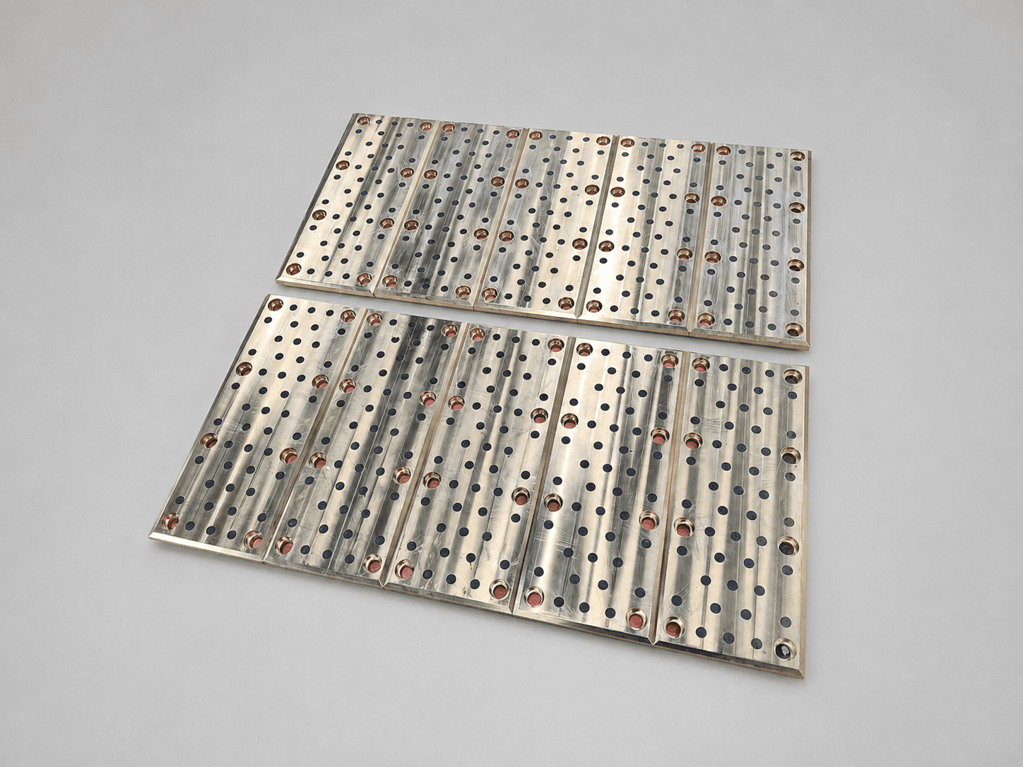 Graphite-plugged plates manufactured by Itametais